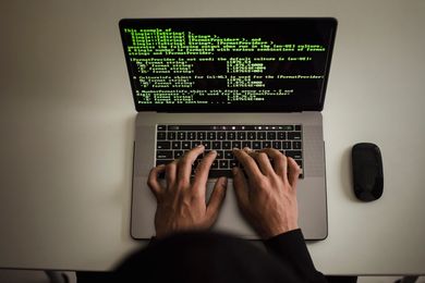 Praca nad kodem strony internetowej na laptopie — zdjęcie ilustracyjne